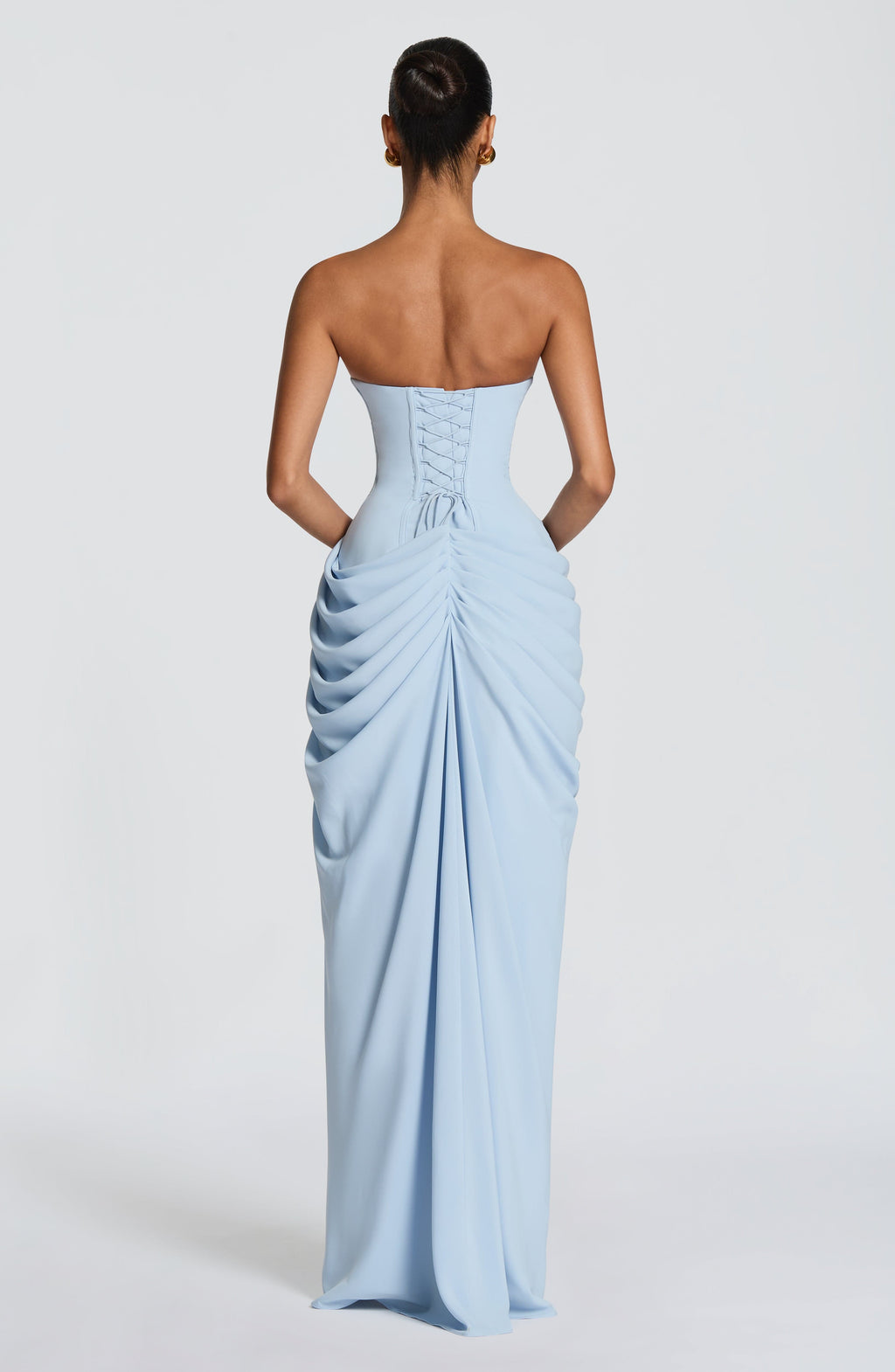 Vestido maxi sin tirantes con corset y drapeado asimétrico
