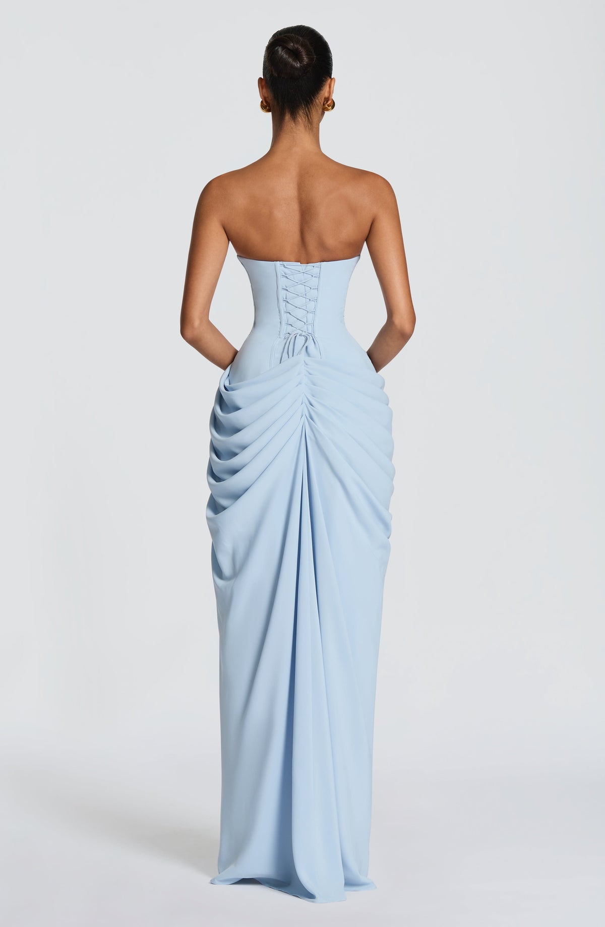 Vestido maxi sin tirantes con corset y drapeado asimétrico