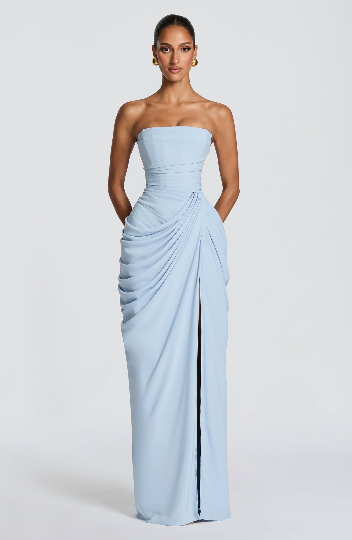 Vestido maxi sin tirantes con corset y drapeado asimétrico