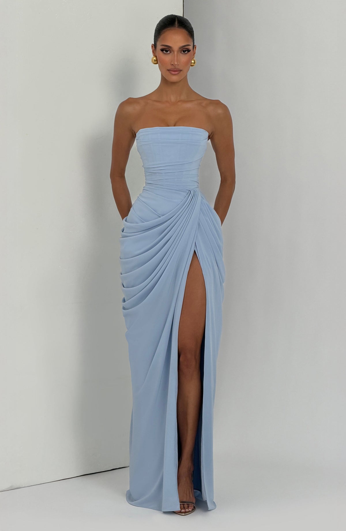 Vestido maxi sin tirantes con corset y drapeado asimétrico