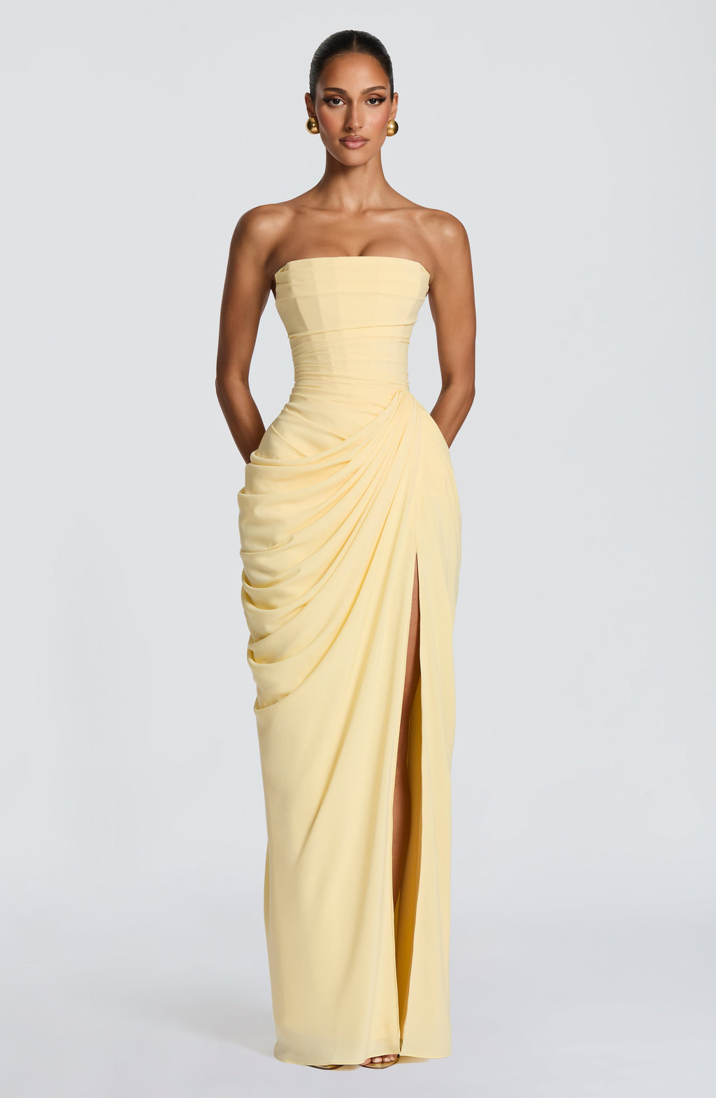 Vestido maxi sin tirantes con corset y drapeado asimétrico