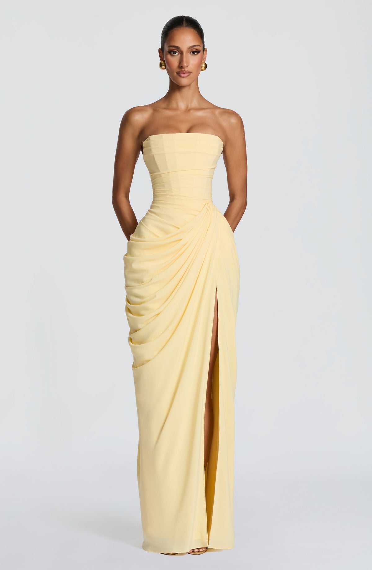 Vestido maxi sin tirantes con corset y drapeado asimétrico