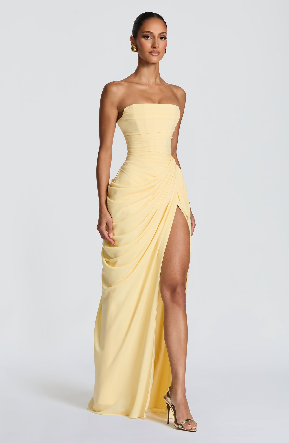 Vestido maxi sin tirantes con corset y drapeado asimétrico
