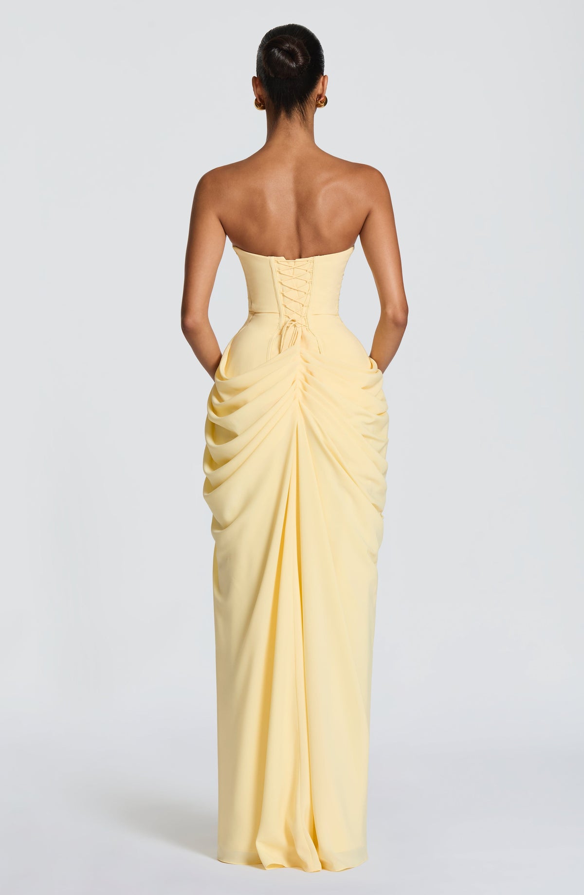 Vestido maxi sin tirantes con corset y drapeado asimétrico