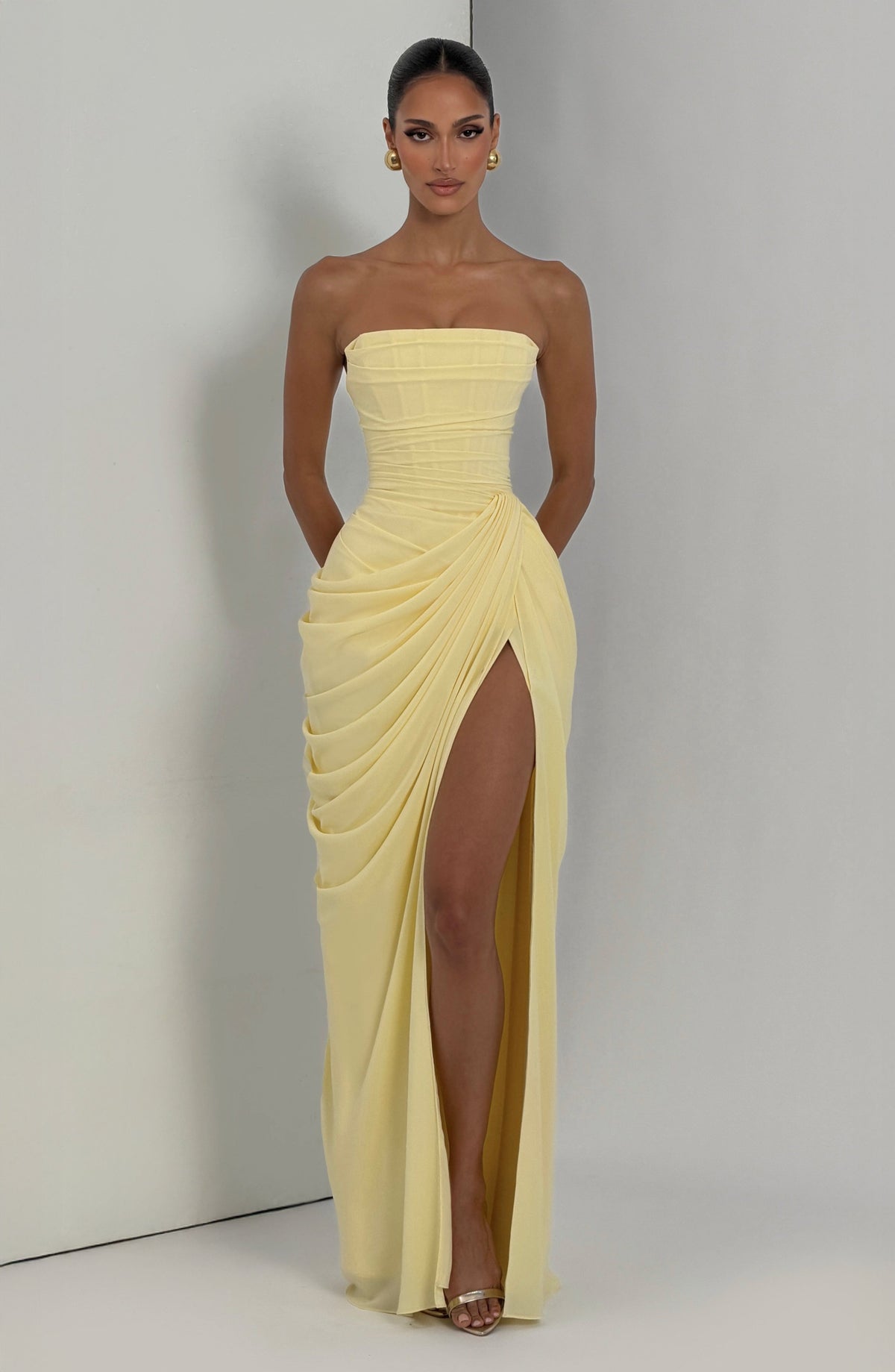 Vestido maxi sin tirantes con corset y drapeado asimétrico