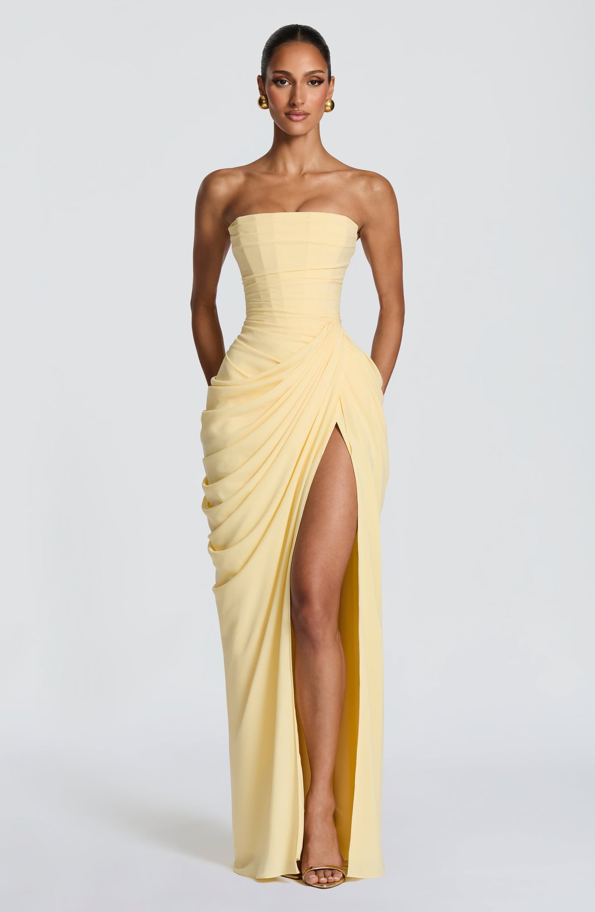 Vestido maxi sin tirantes con corset y drapeado asimétrico