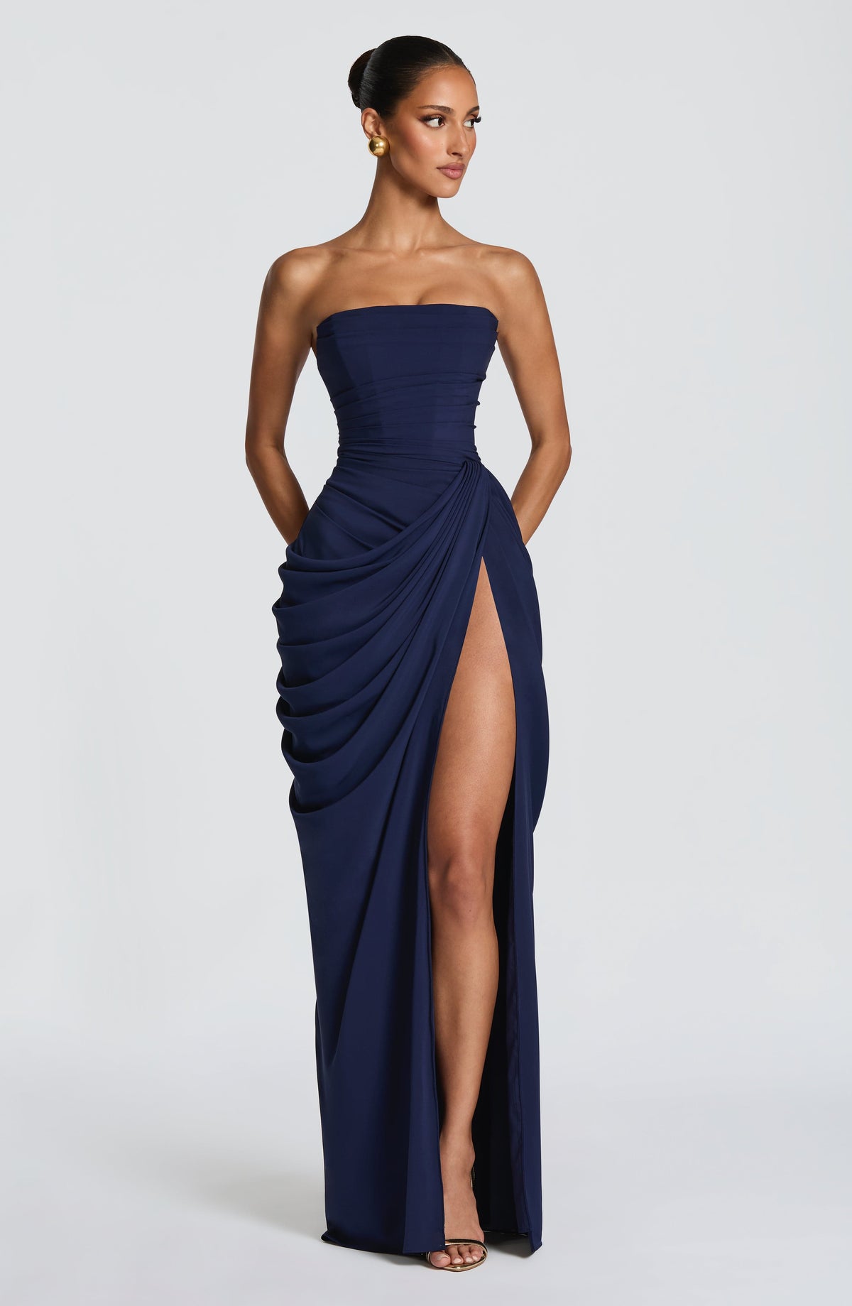 Vestido maxi sin tirantes con corset y drapeado asimétrico