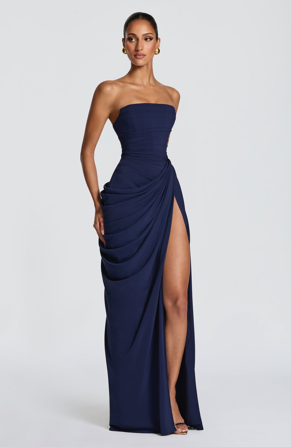 Vestido maxi sin tirantes con corset y drapeado asimétrico