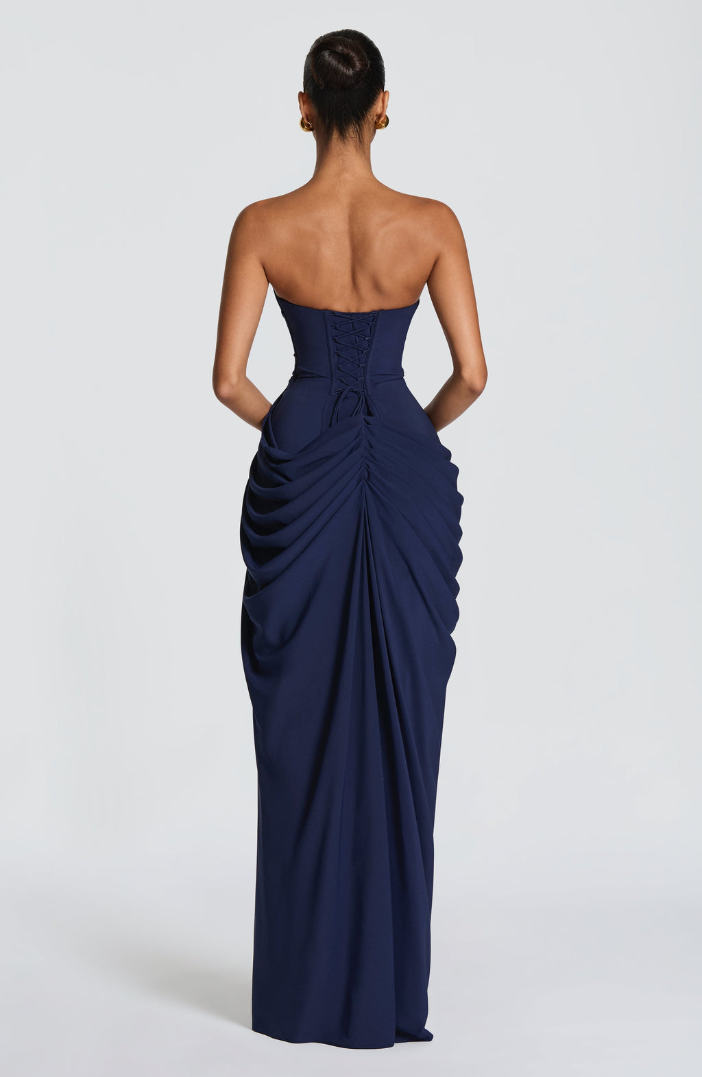 Vestido maxi sin tirantes con corset y drapeado asimétrico