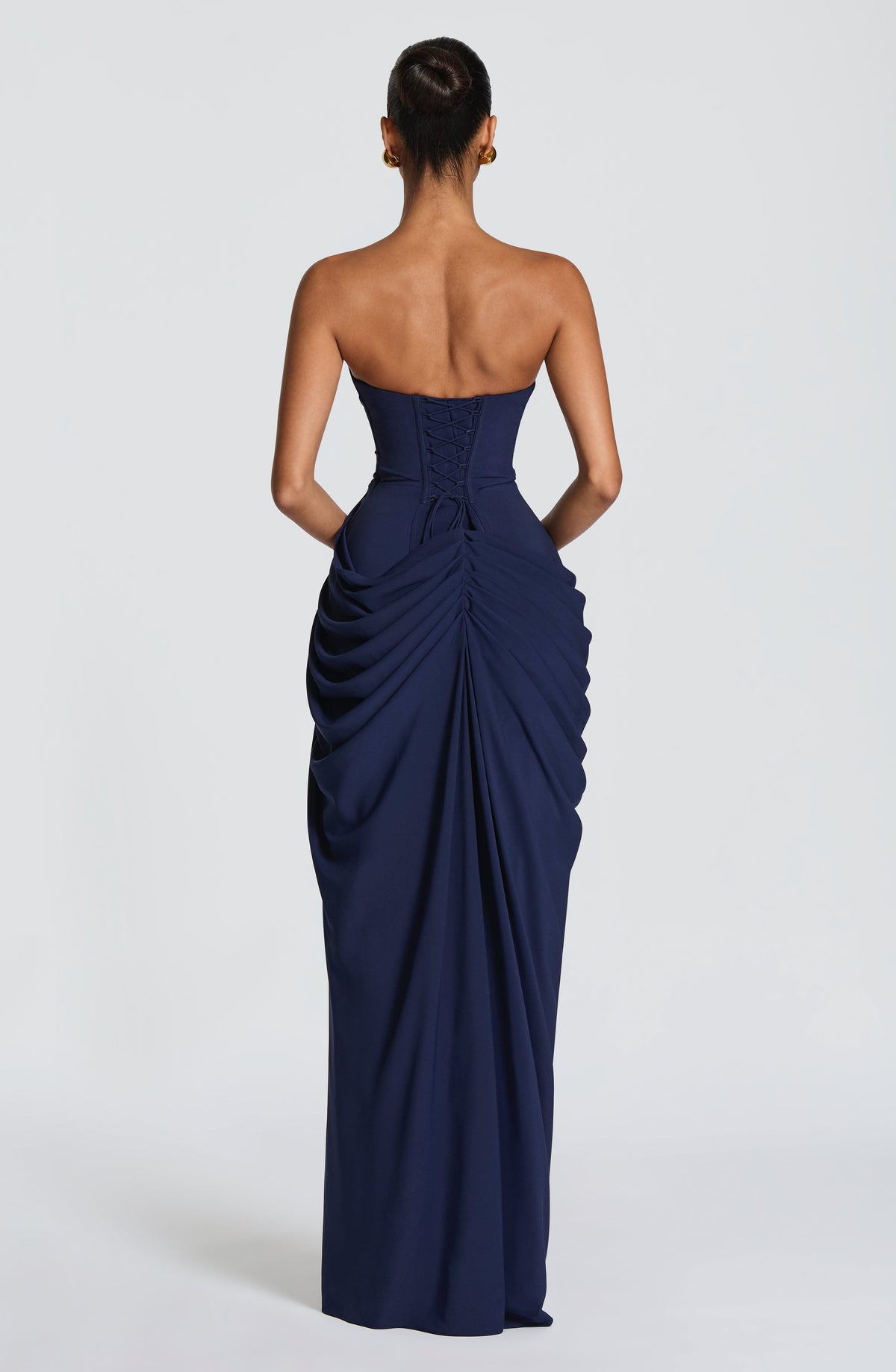 Vestido maxi sin tirantes con corset y drapeado asimétrico