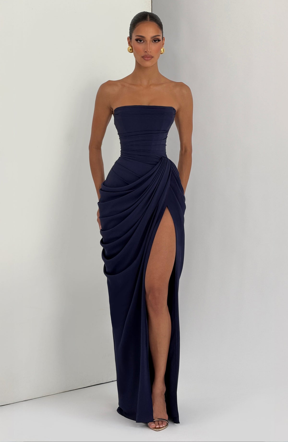 Vestido maxi sin tirantes con corset y drapeado asimétrico
