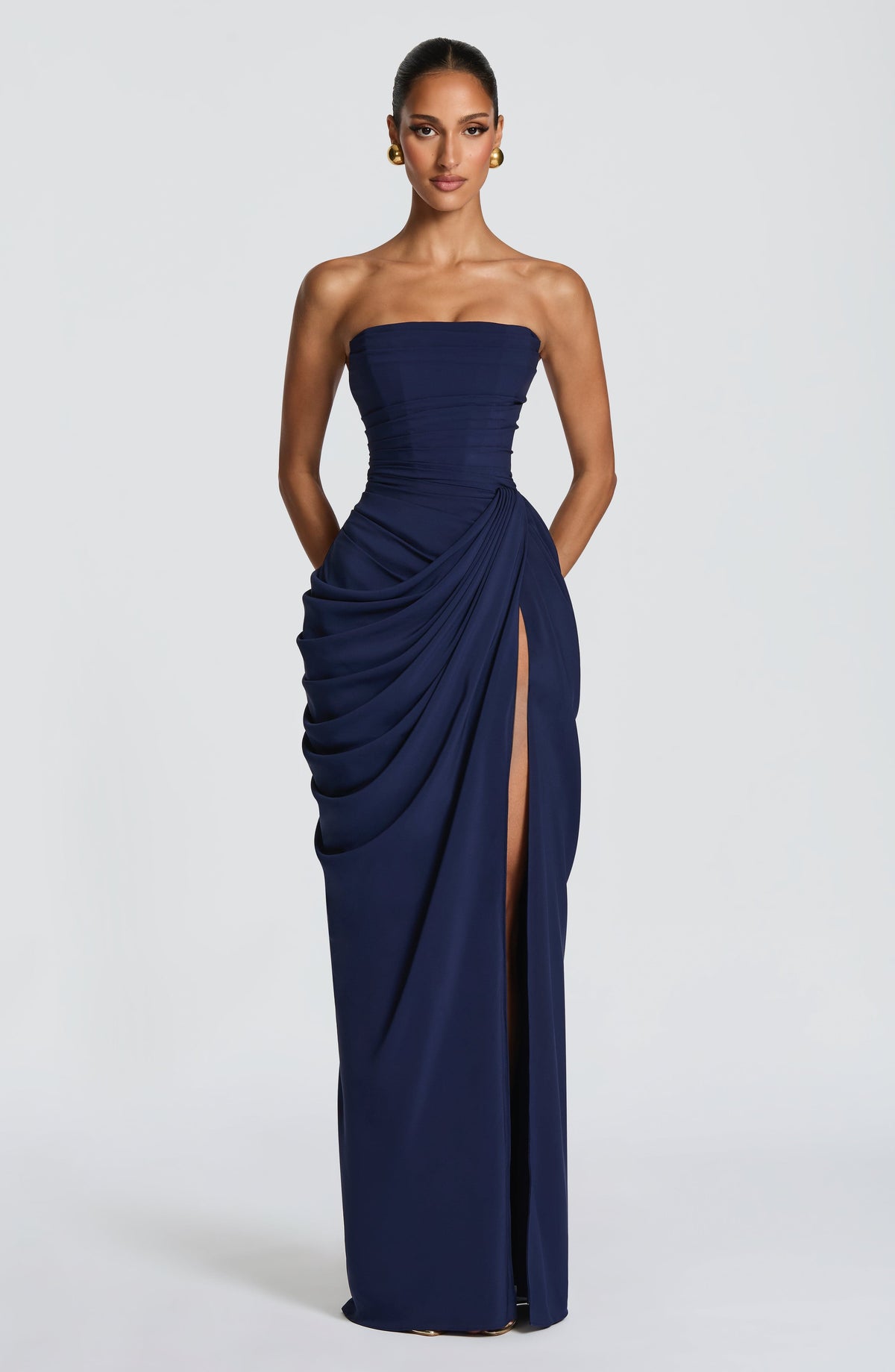 Vestido maxi sin tirantes con corset y drapeado asimétrico