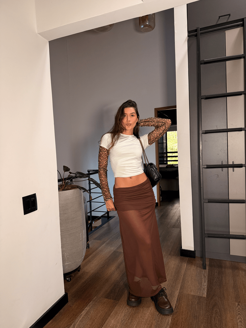 Camiseta  + Crop Top  + Falda